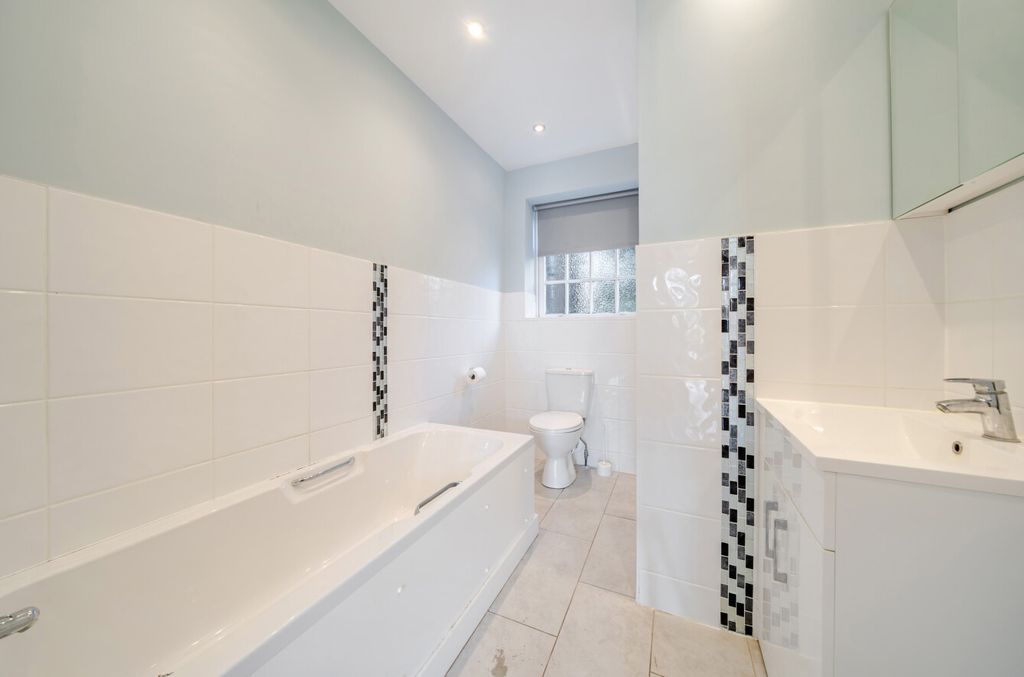 Additional image 13 of 2 bed flat for saleWilderness Road, Chislehurst, Kent BR7