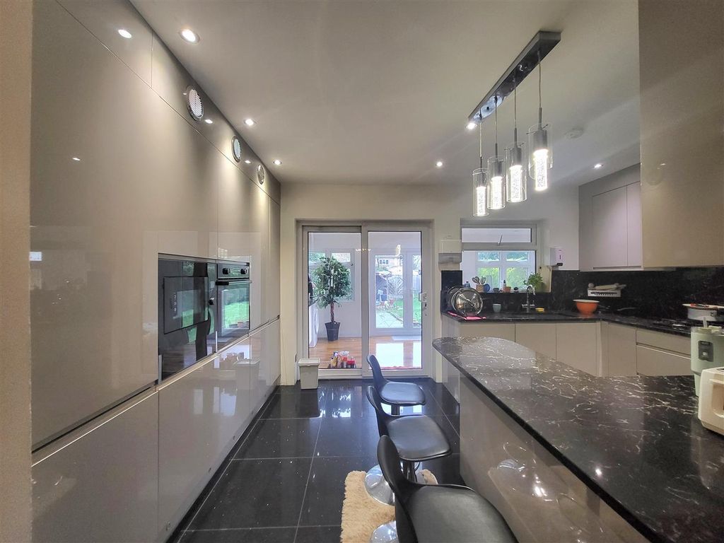 Property photo 3 of 19 Kitchen