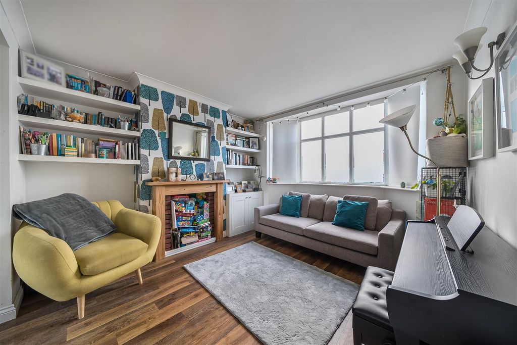 Property photo 2 of 11 Malvern Way - Lounge.Jpg