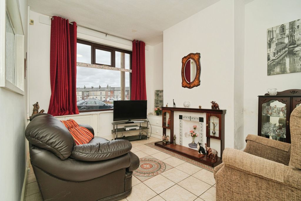 Property photo 2 of 11 Living Room