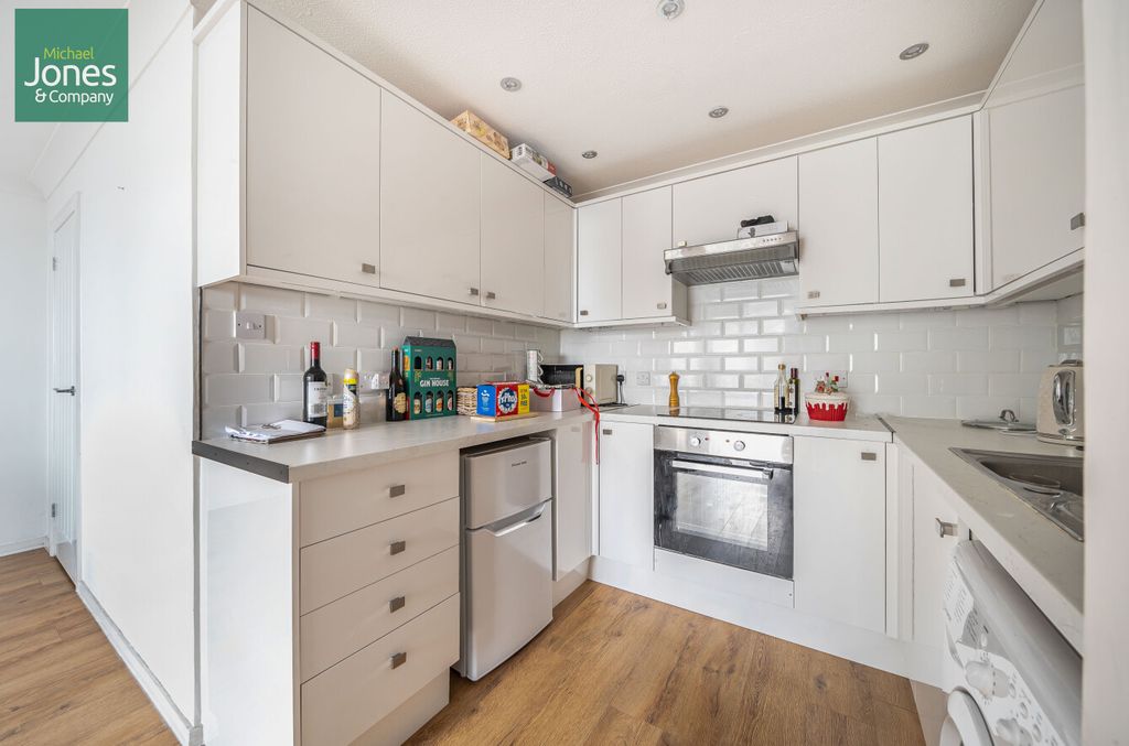 Property photo 3 of 9 Kitchen