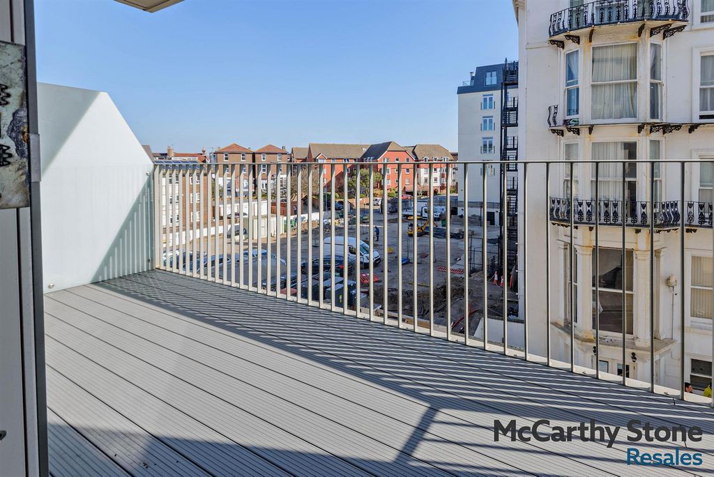 Property photo 3 of 25 8642016-Exterior03-800.Jpg