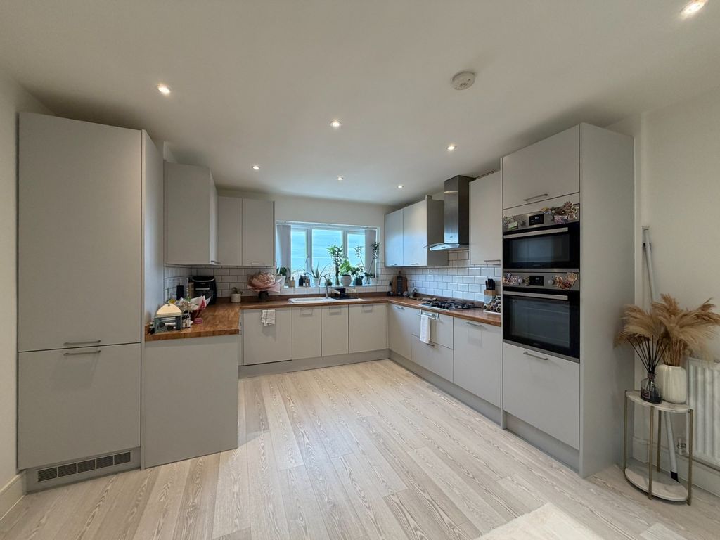 Property photo 2 of 8 4278461