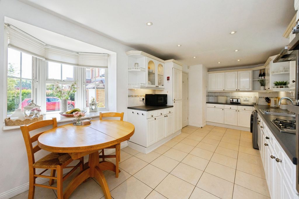 Property photo 3 of 32
