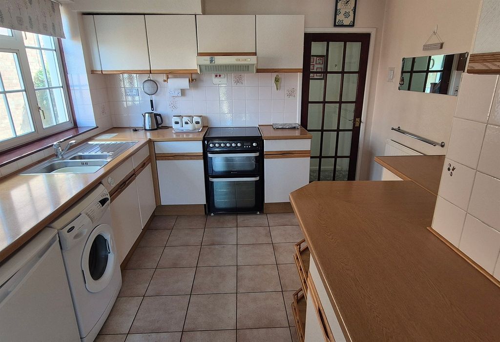 Property photo 3 of 14 Kitchen