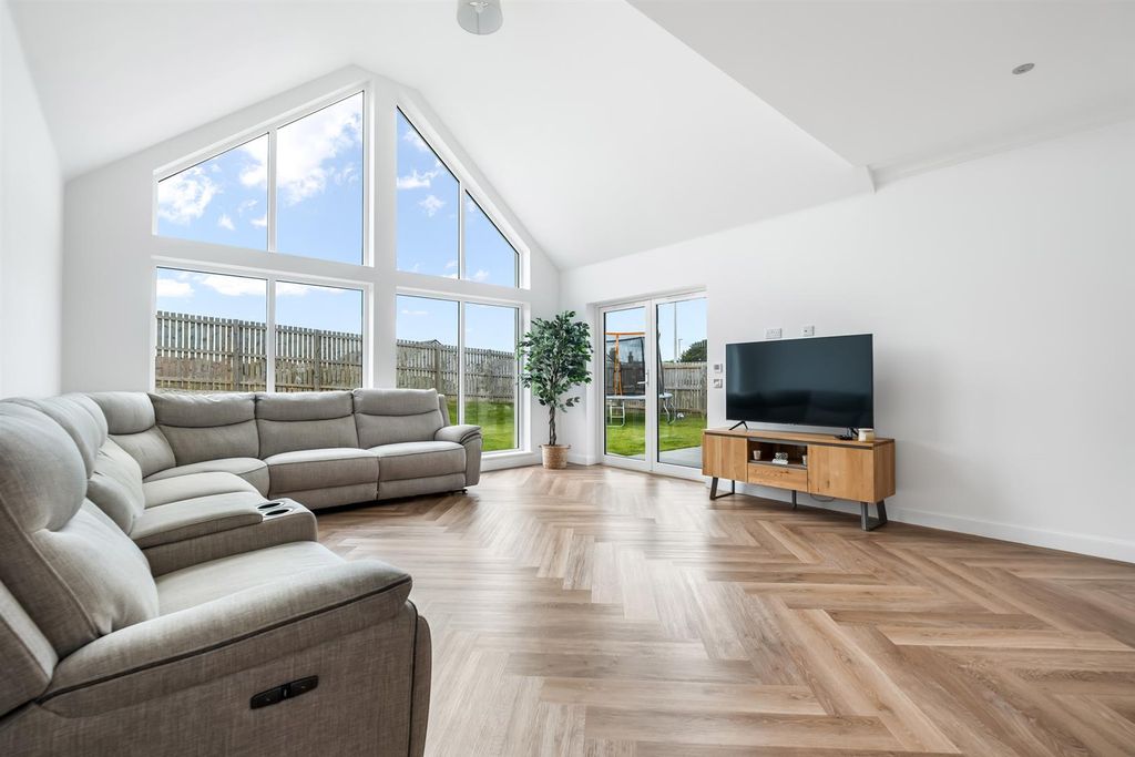 Property photo 3 of 51 2 Kirkview (12).Jpg