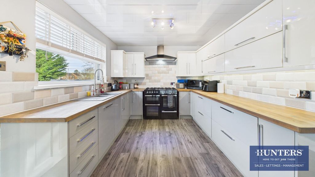 Property photo 3 of 27 Kitchen