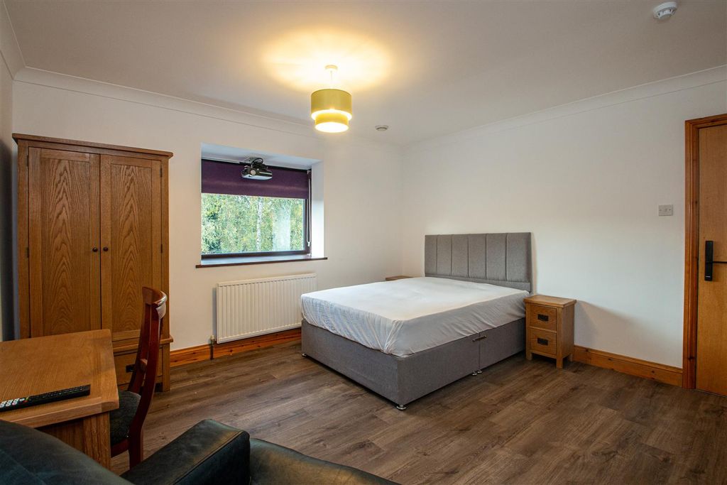 Property photo 3 of 8 First Floor Studios_15.Jpg