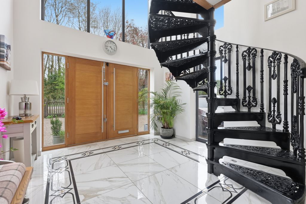 Property photo 3 of 38 Entrance Hall