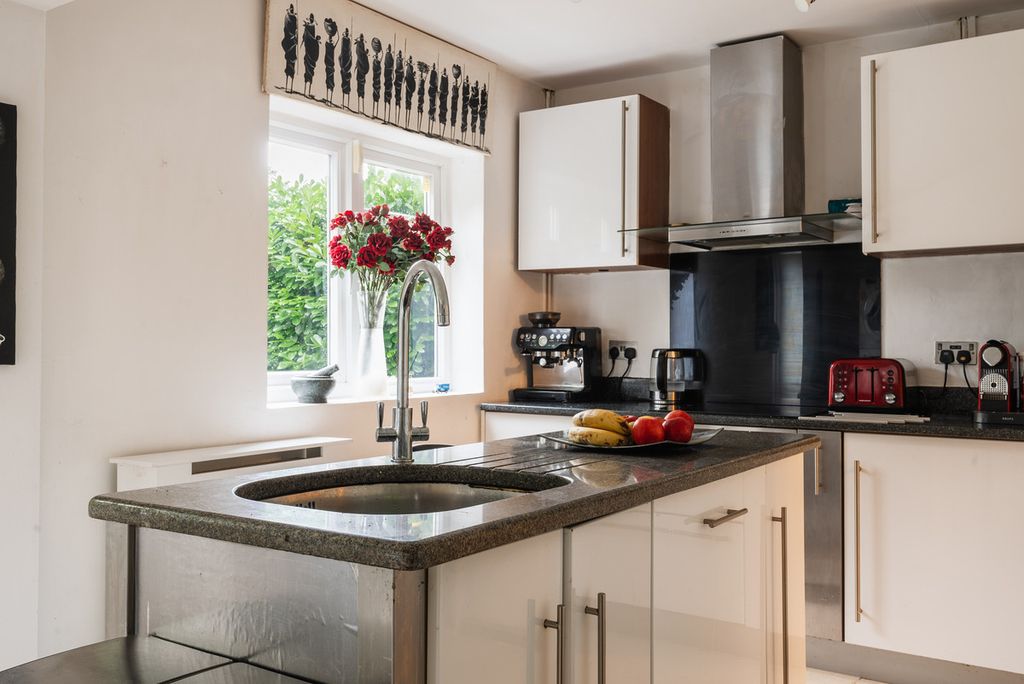 Property photo 2 of 34