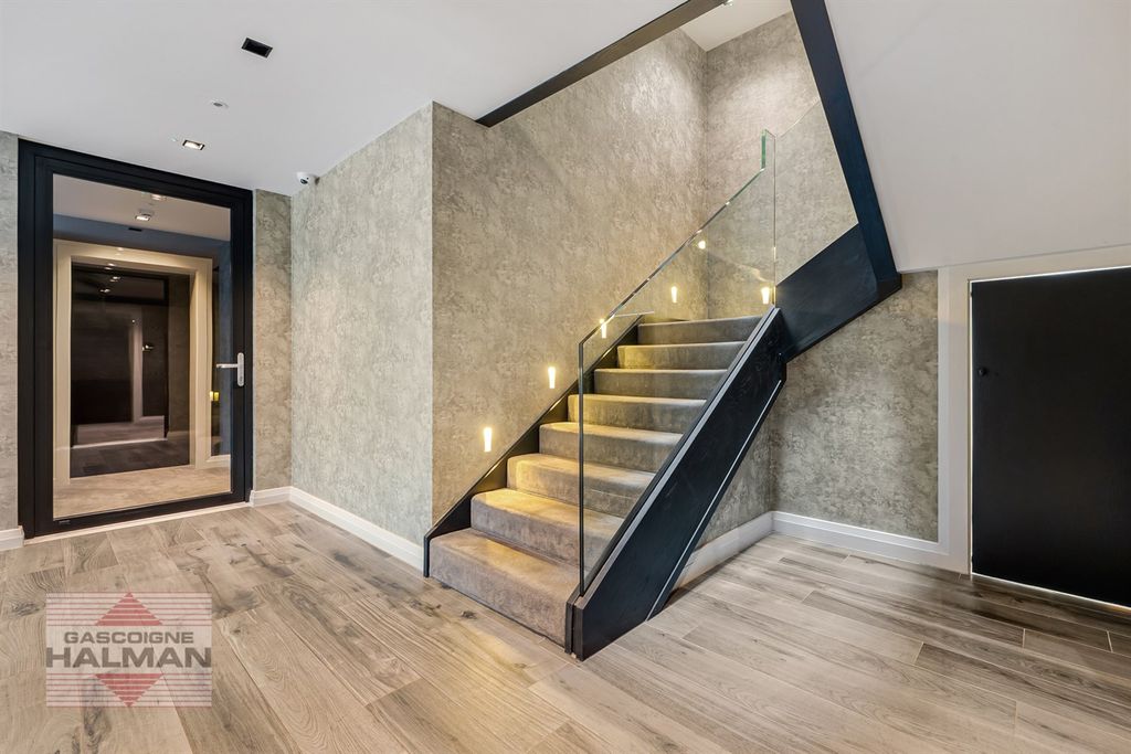 Property photo 3 of 16 Communal Hallway