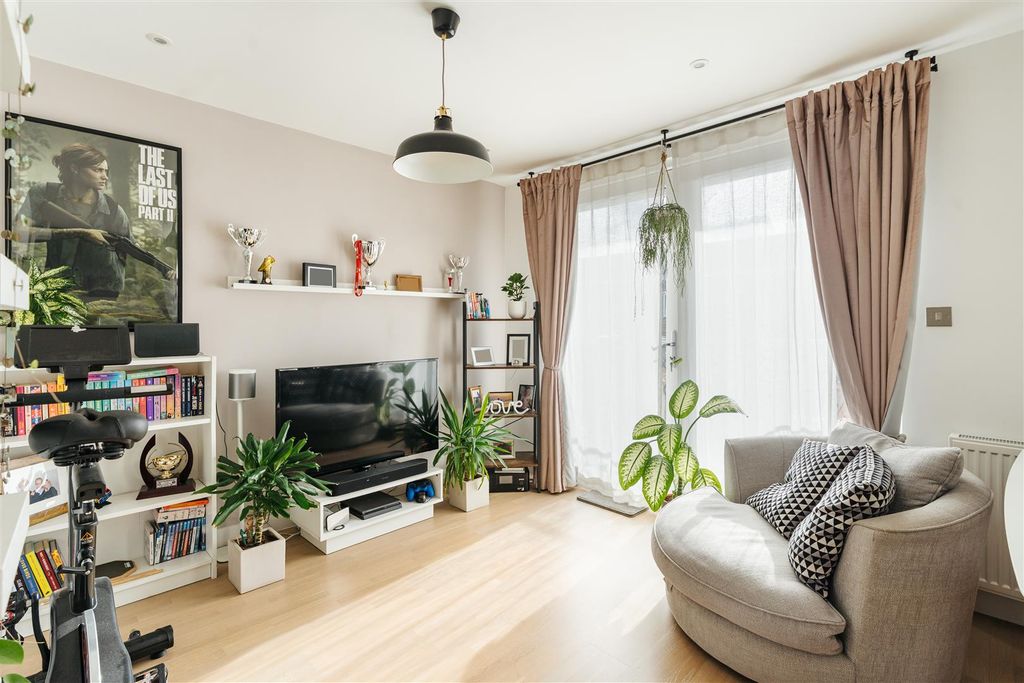 Property photo 3 of 11 Bow_Common_Lane-05.Jpg