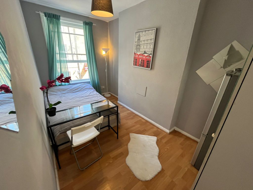 Property photo 1 of 11 Room 2- £795 Available 27/04/2026