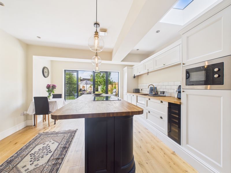 Property photo 1 of 19 Kitchen/Breakfast Area