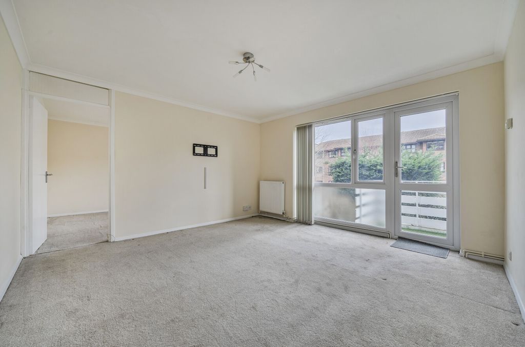 Property photo 2 of 13 Lounge2