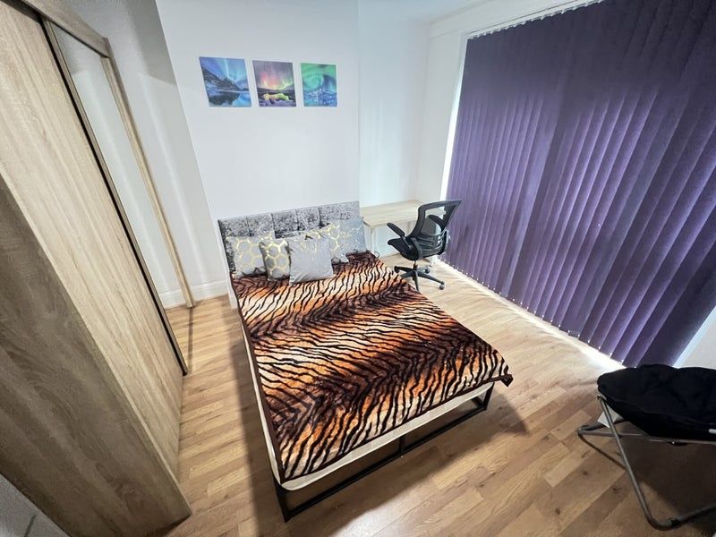 Property photo 1 of 6 A Stylish Double Bedroom Featuring A Comfortable B...