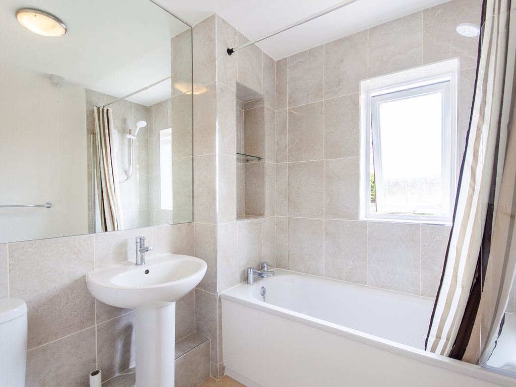 Property photo 3 of 8 Bathroom2