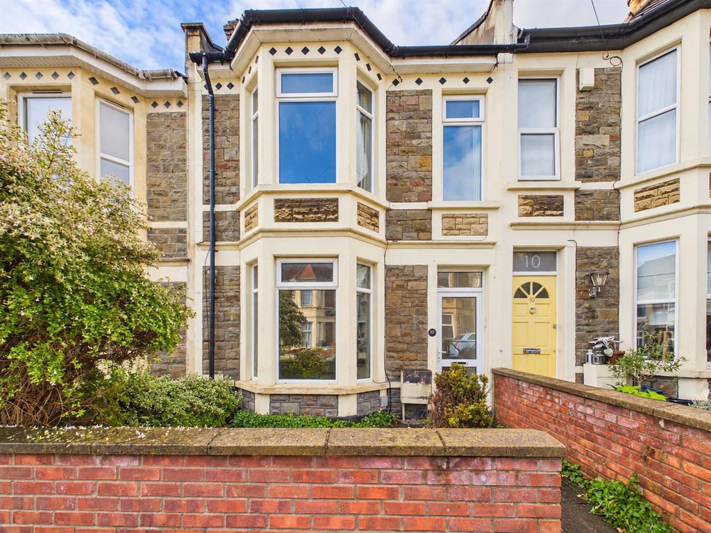 Property photo 1 of 12 1 - Three-Bedroom Terraced House.Png