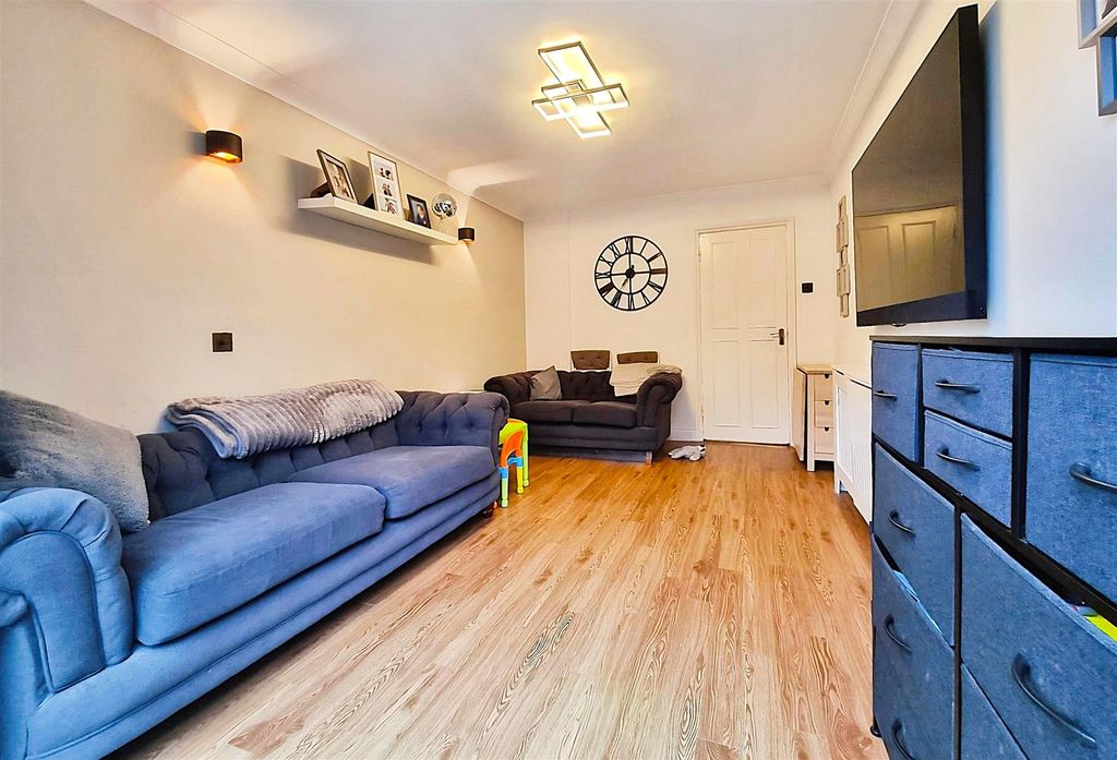 Property photo 3 of 11 Living Room