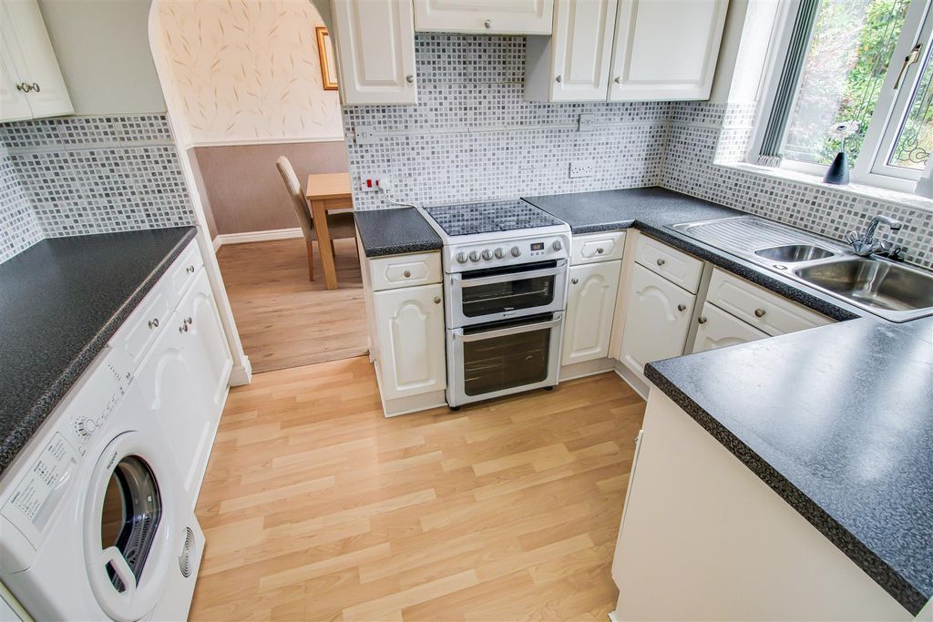 Property photo 3 of 16 Kitchen