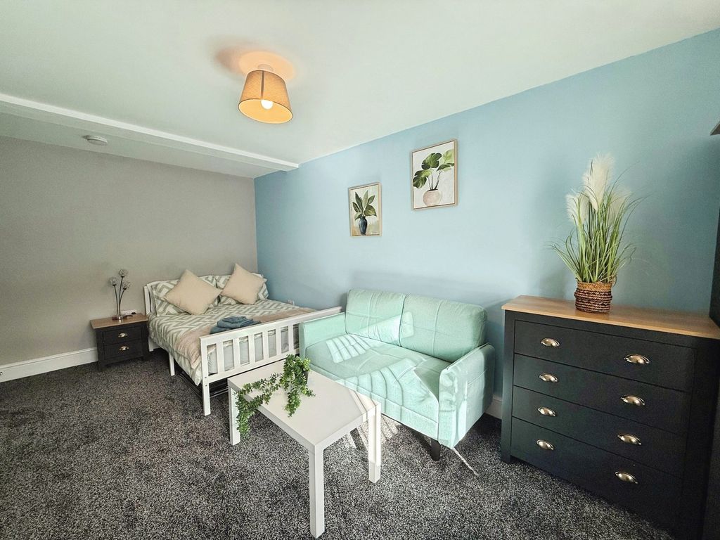 Property photo 2 of 18 Picture No. 30