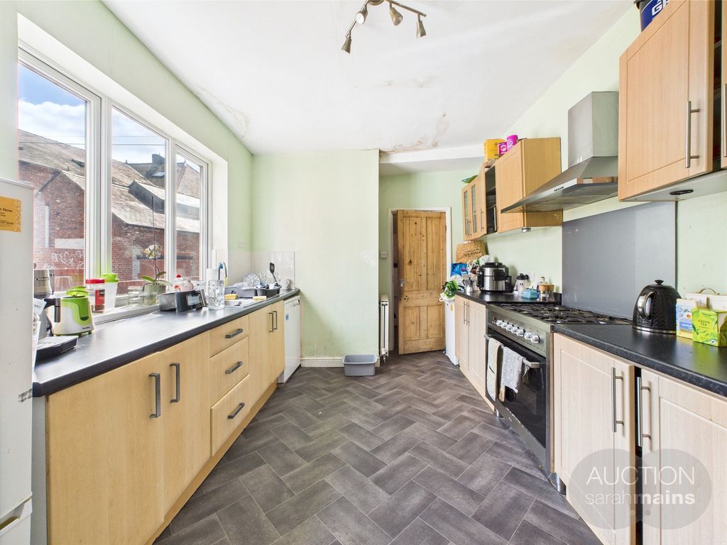 Property photo 3 of 12 Kitchen