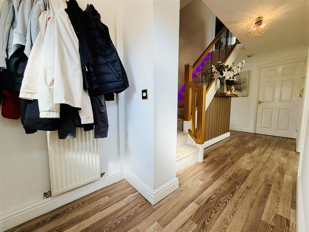 Property photo 2 of 27 Entrance Hallway