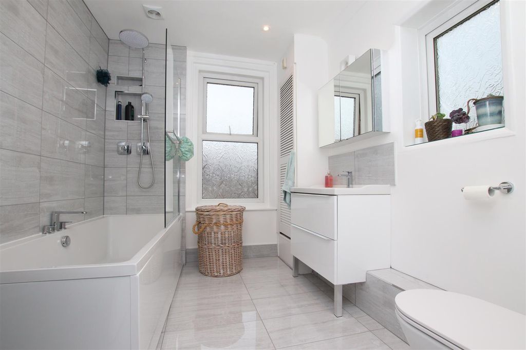 Property photo 3 of 9 Bathroom.Jpg