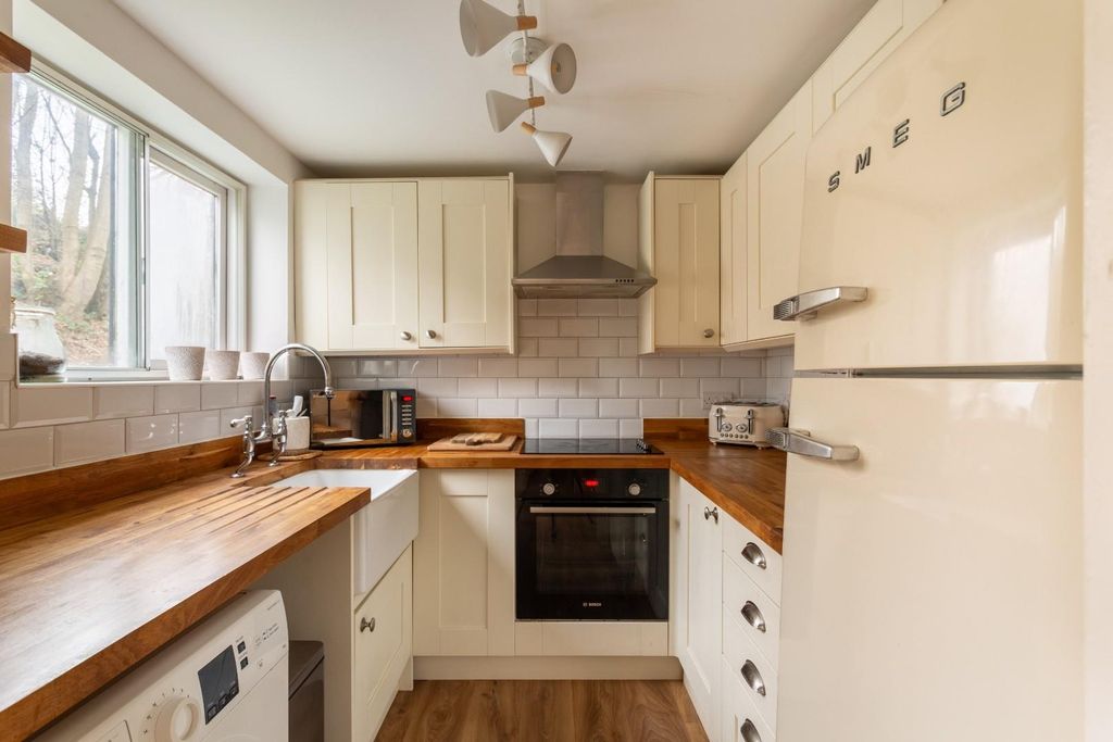 Property photo 2 of 14 Manhattan Court-4.Jpg