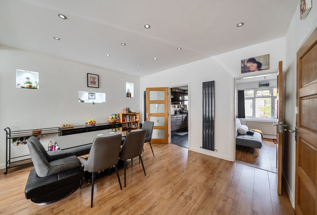Property photo 3 of 13 1376244-12-690B2B...