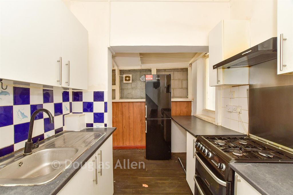 Property photo 1 of 11 Kitchen
