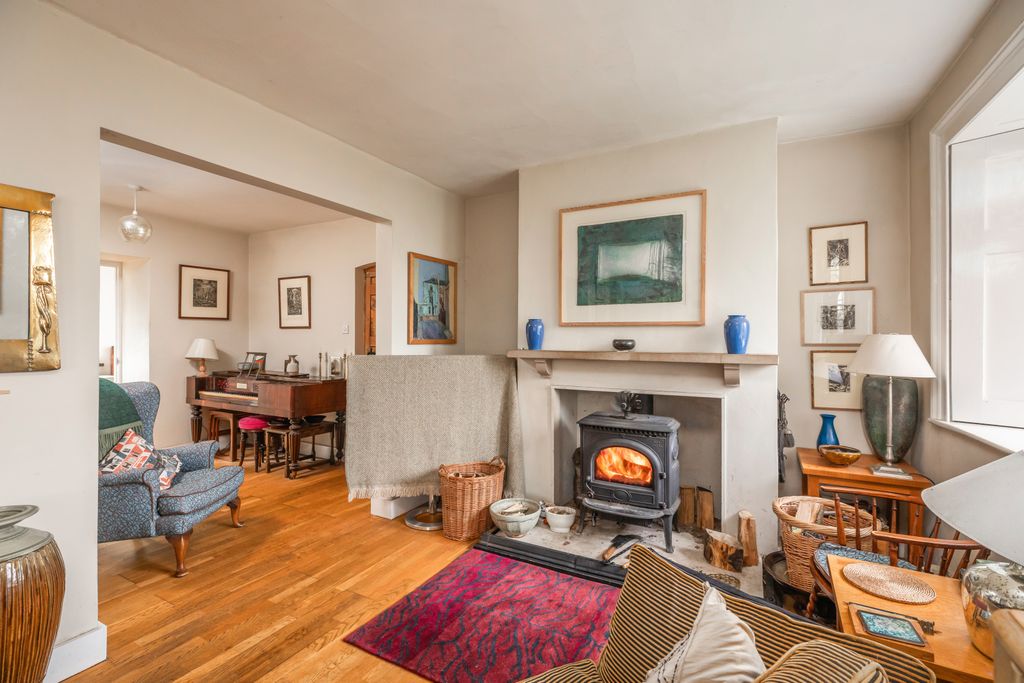 Property photo 3 of 19 Sitting Room