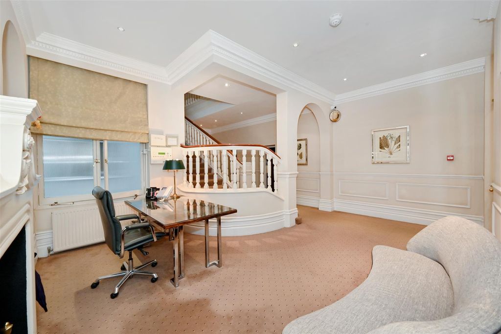 Property photo 3 of 13 14-49-Pont-Street (14).Jpg