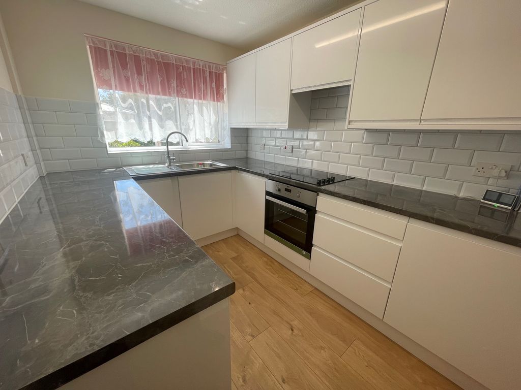 Property photo 3 of 17 Kitchen