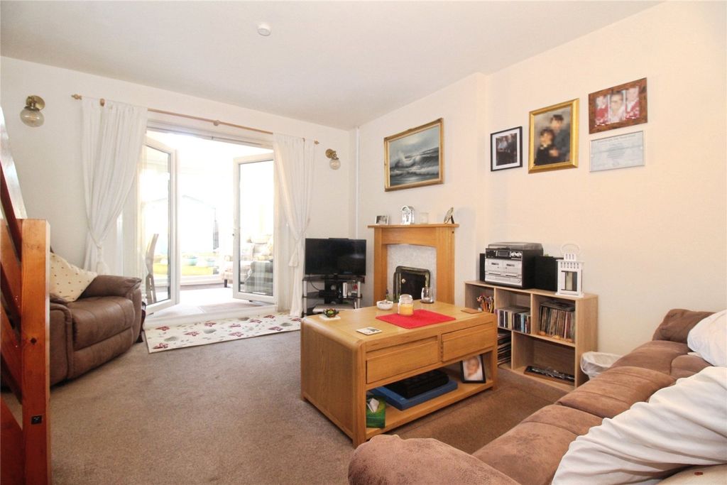 Property photo 3 of 12 Lounge