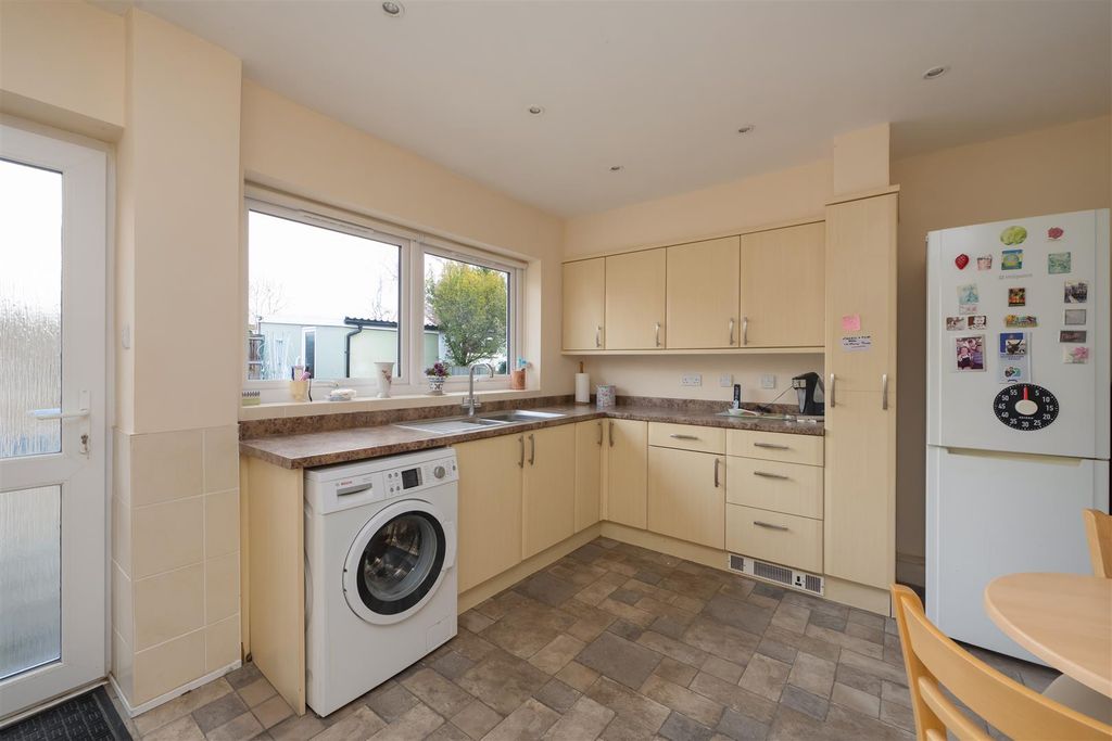 Property photo 3 of 13 Seasalter Lane, Seasalter, Whitstable