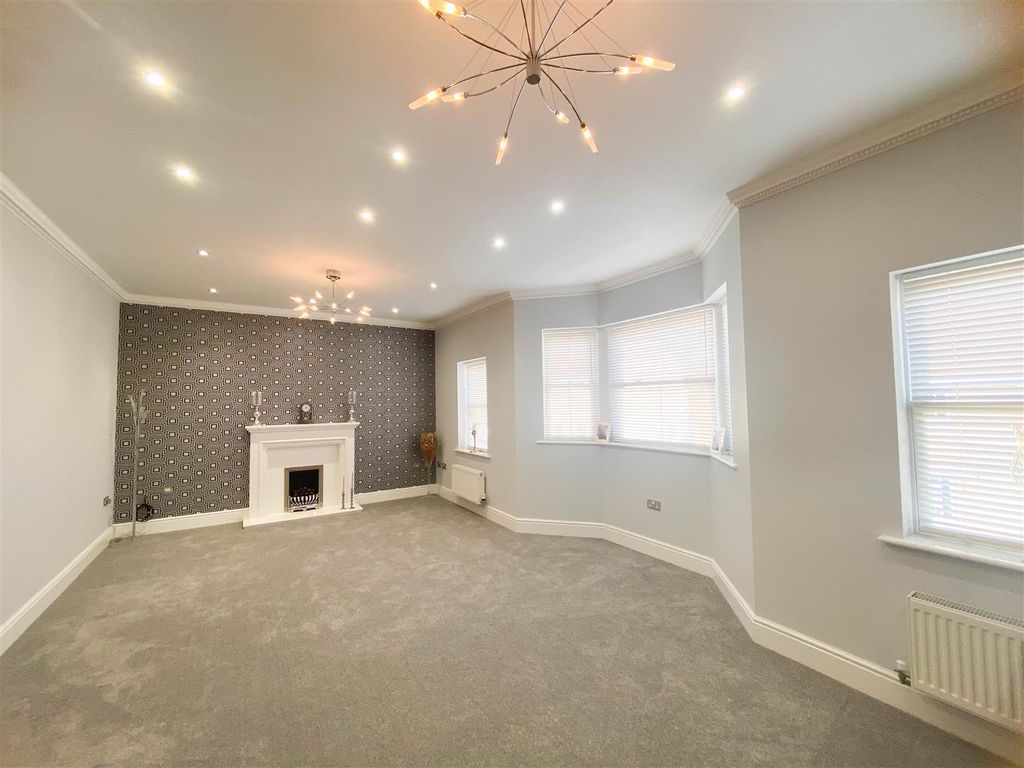 Property photo 1 of 18 Lounge