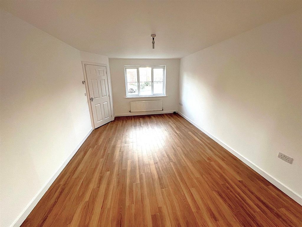 Property photo 3 of 11 Lounge.Jpg