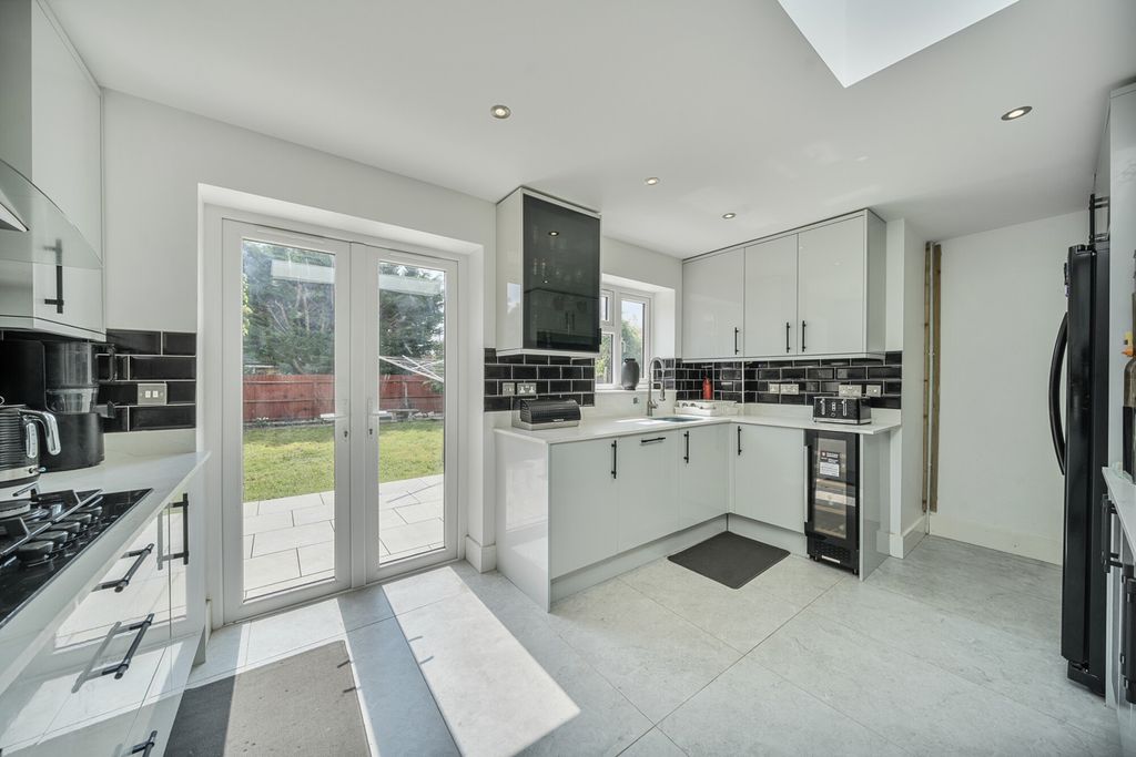Property photo 3 of 23 1305841-13-684c05...