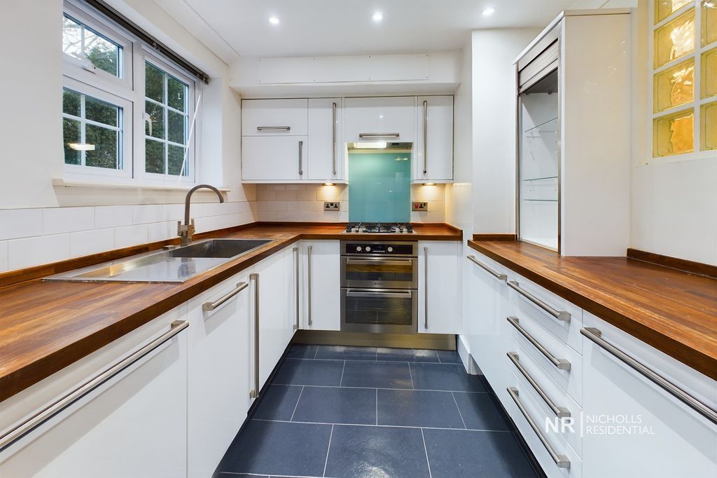 Property photo 2 of 10 Kitchen