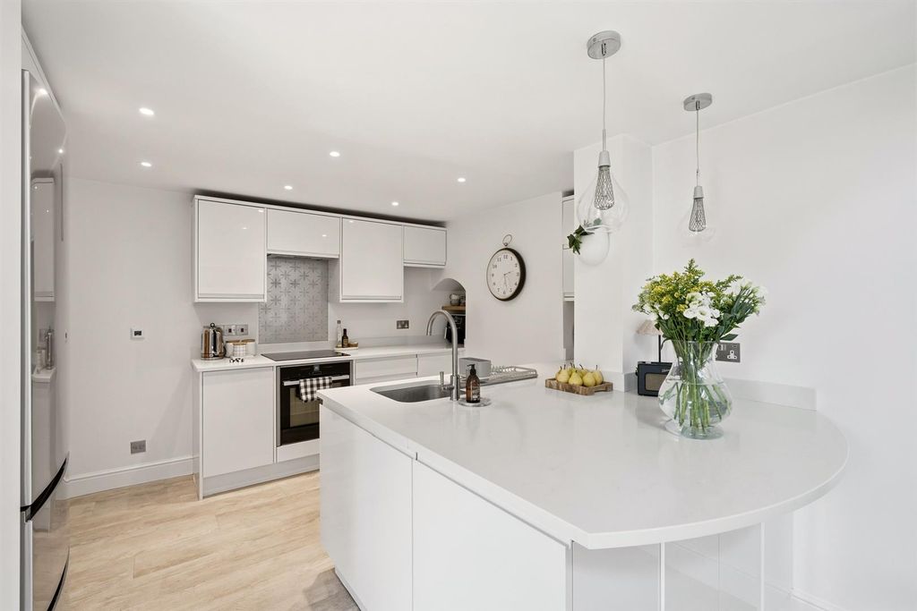 Property photo 3 of 34 36-Victoriast-021.Jpg