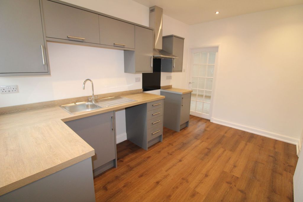 Property photo 3 of 19 Kitchen