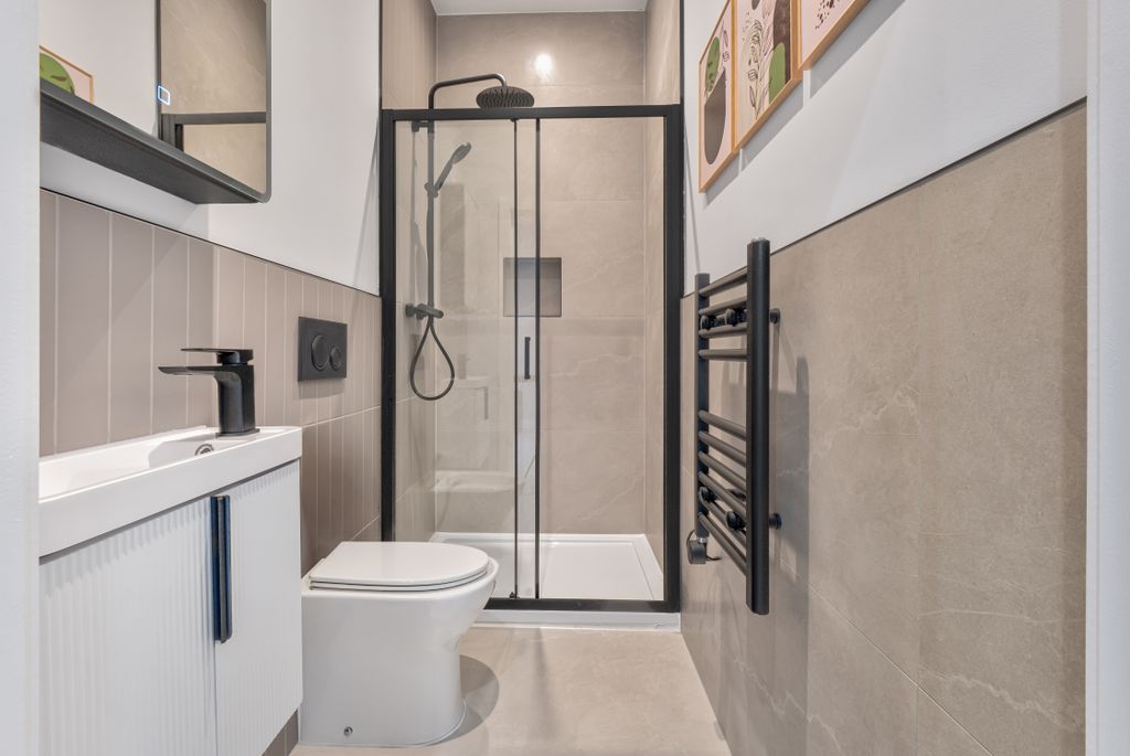 Property photo 3 of 8 Flat 2 Ensuite