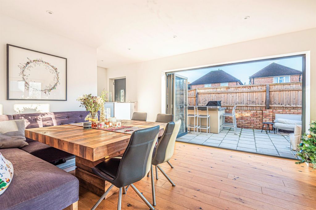 Property photo 2 of 8 1 (Main)