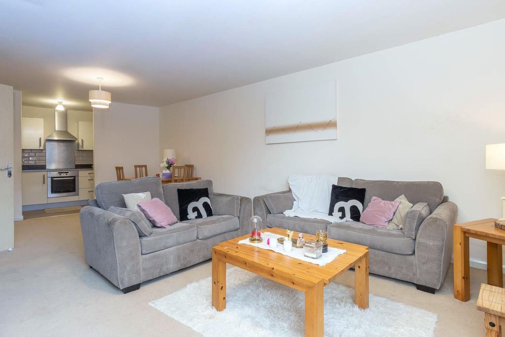 Property photo 1 of 12 Lounge