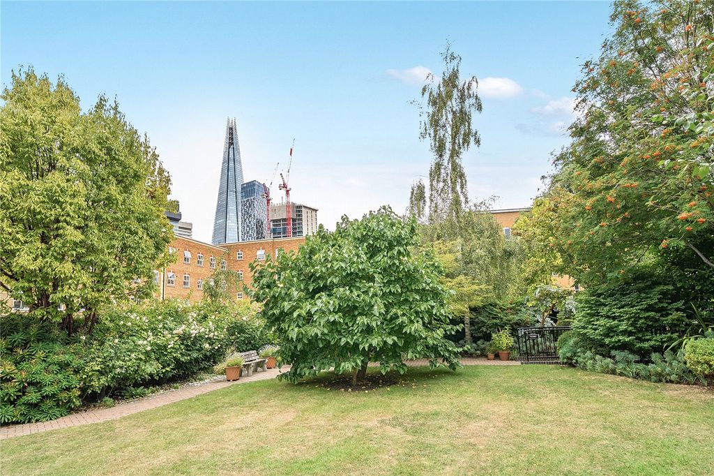 Property photo 3 of 23 Communal Garden