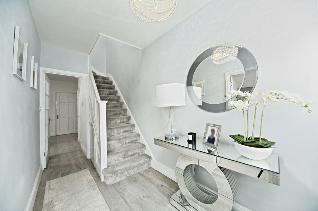 Property photo 2 of 14 Entrance Hall