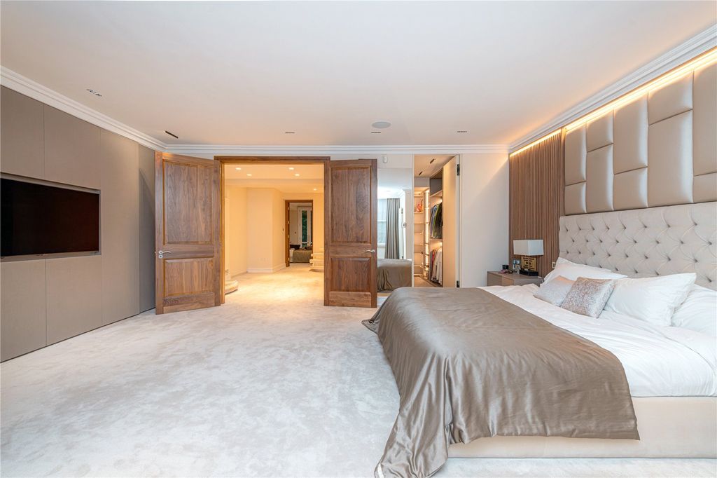 Property photo 3 of 10 Principal Bedroom