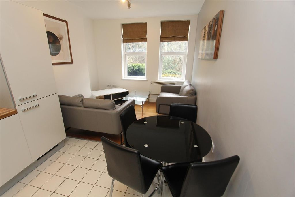 Property photo 3 of 8 Bright Open-Plan Kitchen And Dining Area With A Ro...