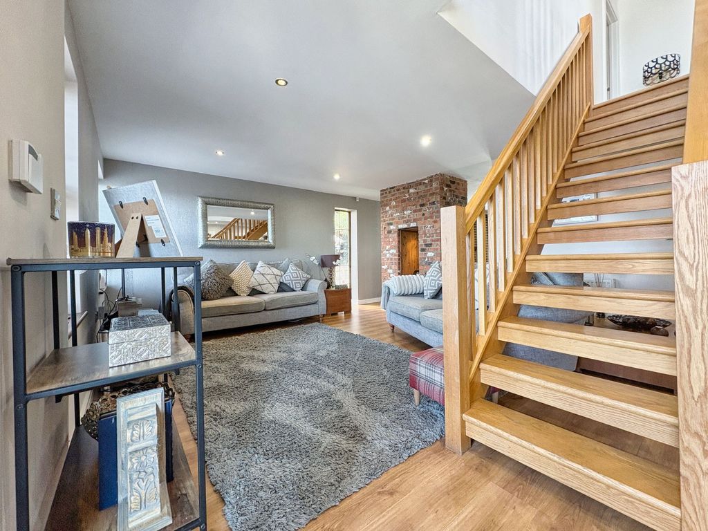 Property photo 2 of 31